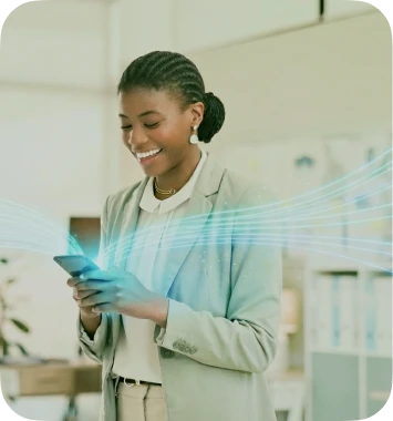 mulher de terno sorrindo enquanto olha o celular, do celular para os cantos da tela tem ondas azuis(indicando conexão/distribuição)